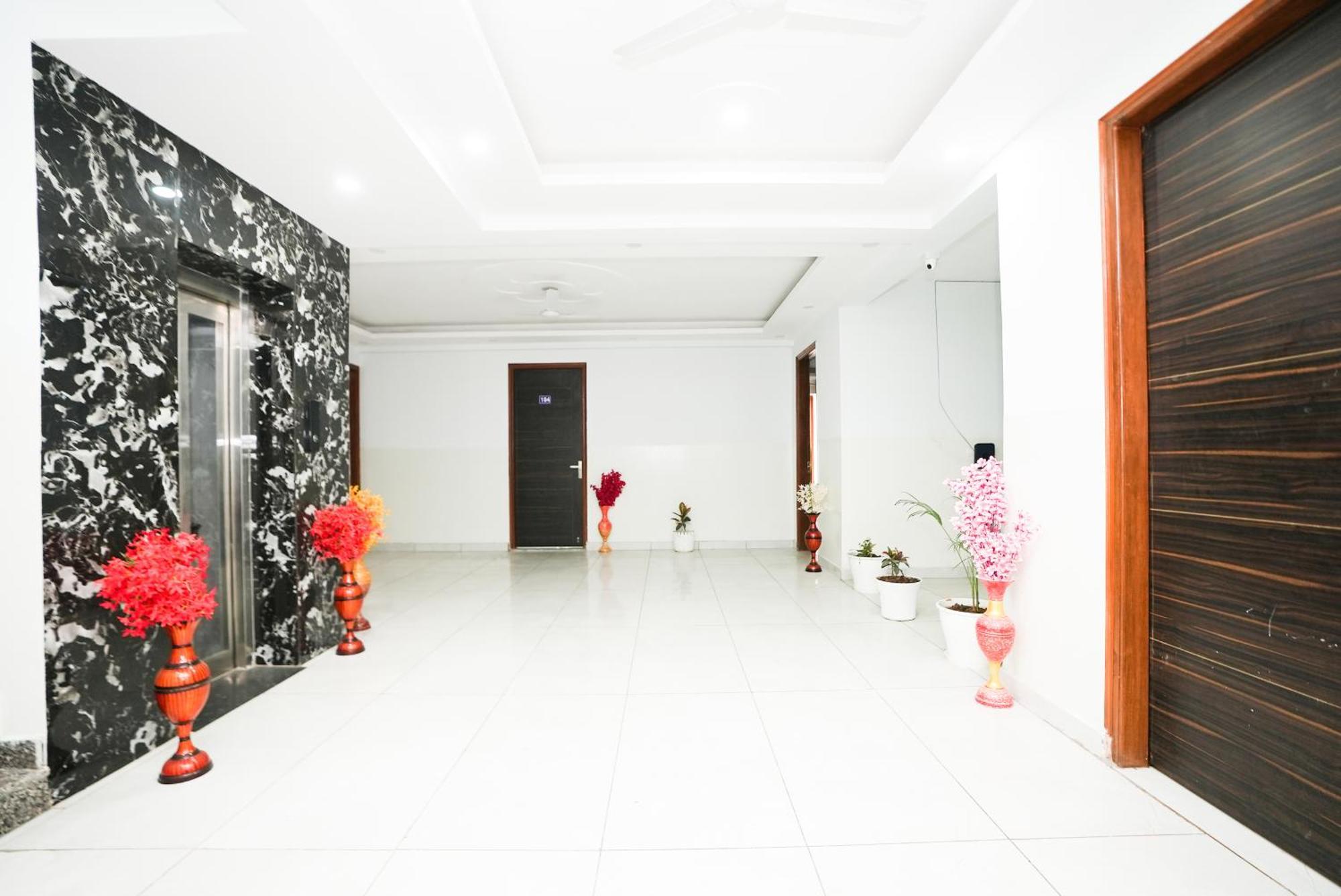 Tanvi Premium Residency Near Artemis Hospital, Gurugram Hotel Gurgáon Kültér fotó