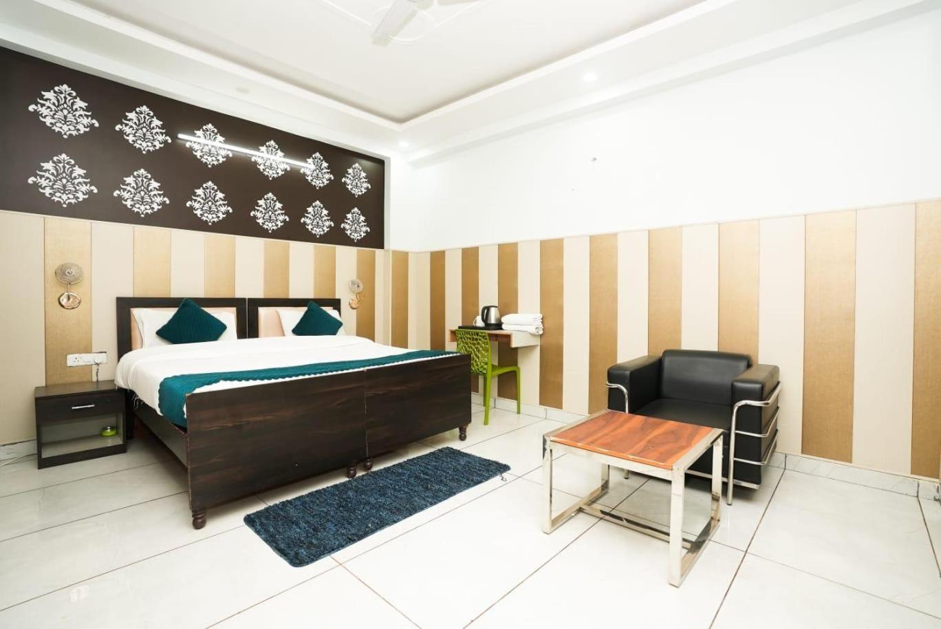 Tanvi Premium Residency Near Artemis Hospital, Gurugram Hotel Gurgáon Kültér fotó